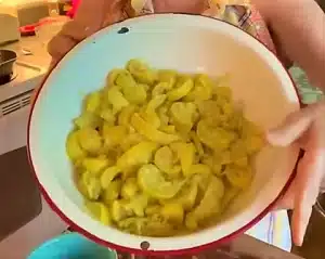 Six large yellow squash should first be boiled until they are soft. Drain and spread out in a colander.